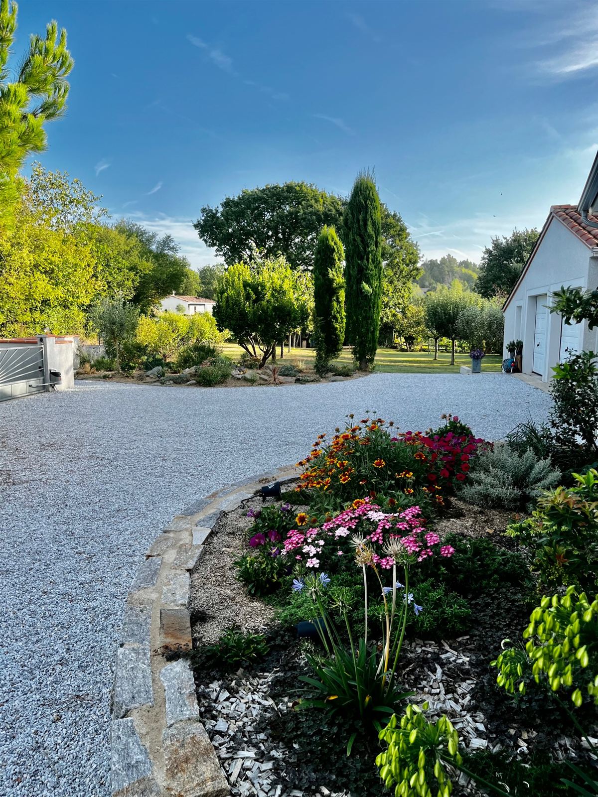 Jardin fleuri et allée de la chambre d'hôte à Arthès, près d'Albi