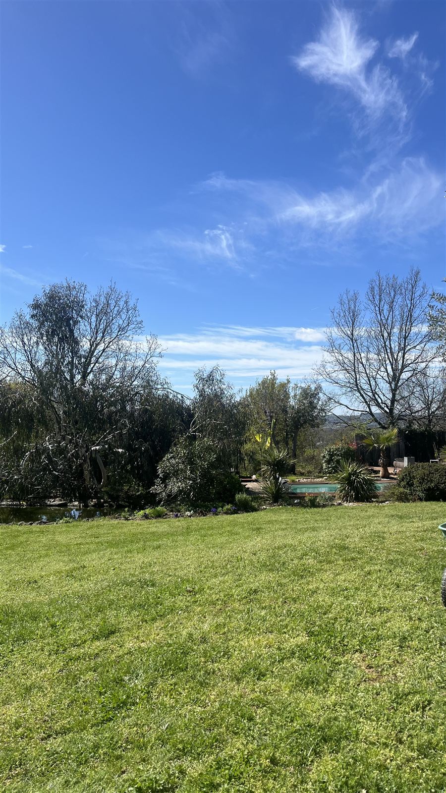 Le jardin et la piscine vus depuis la pelouse, chambre d'hôte à Arthès
