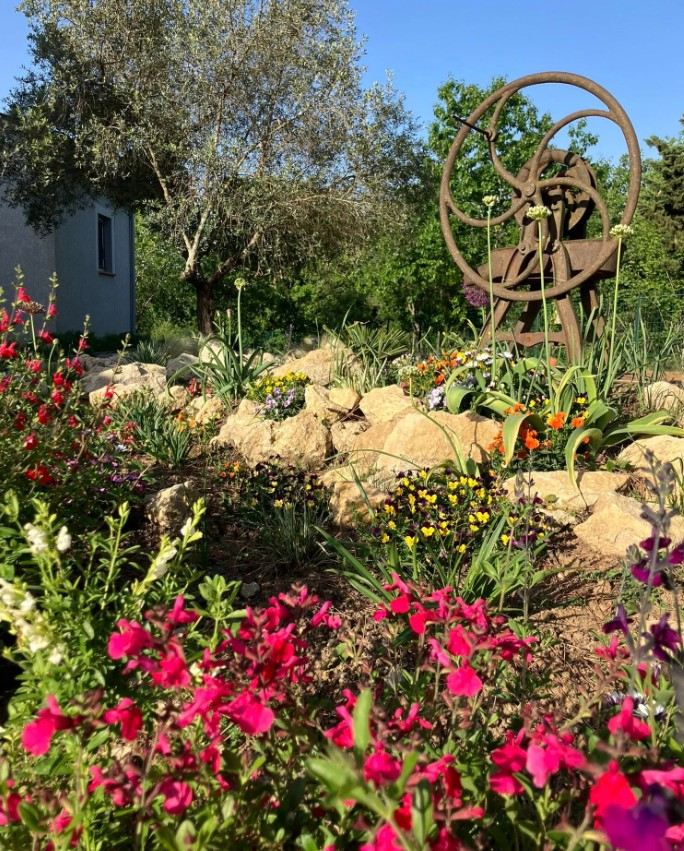 Jardin fleuri et rocailles de la chambre d'hôte à Arthès