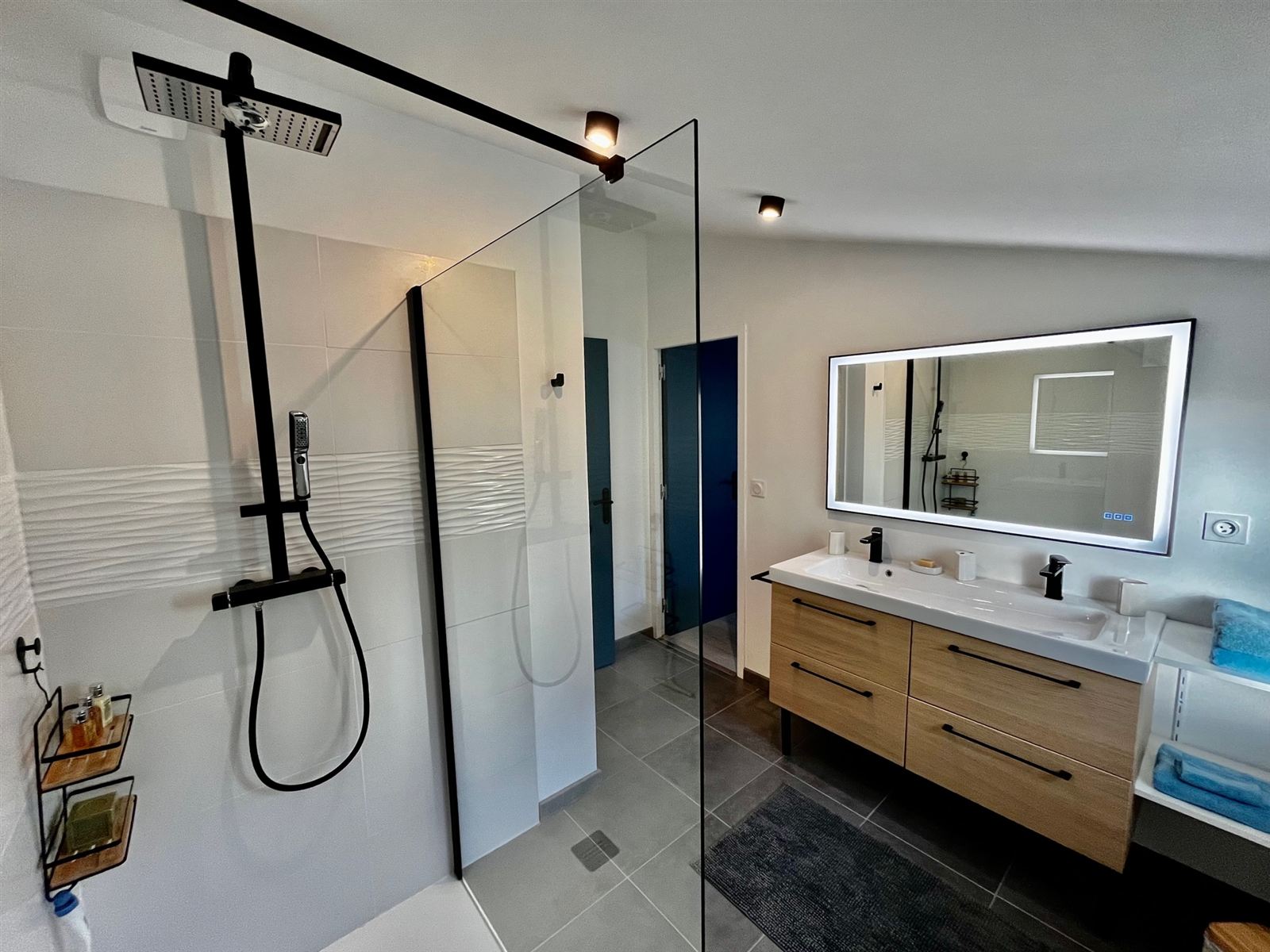 Salle d'eau privée avec douche italienne, chambre d'hôte près d'Albi