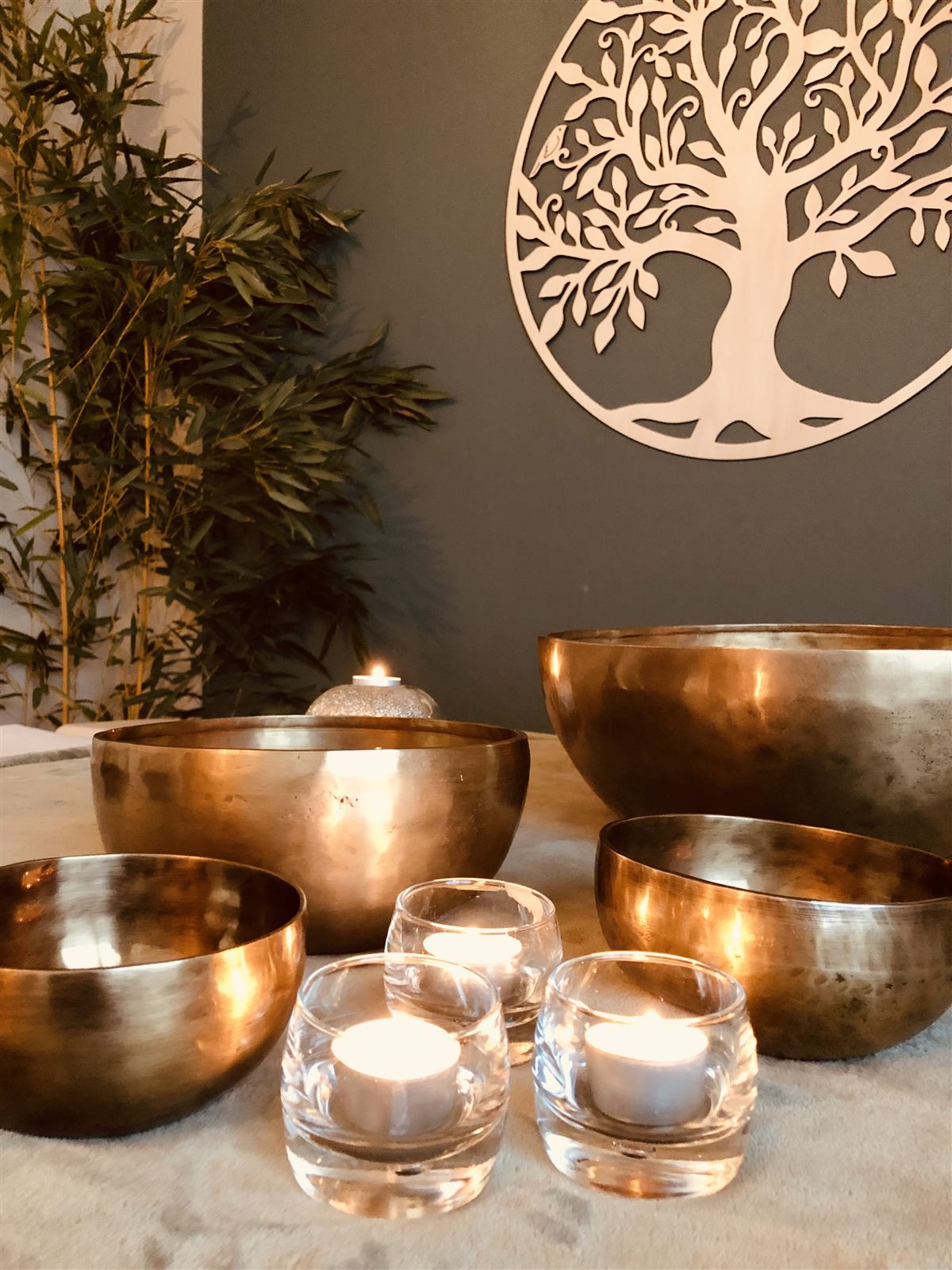 Massage au bol tibétain à Albi : bols et bougies, ambiance zen