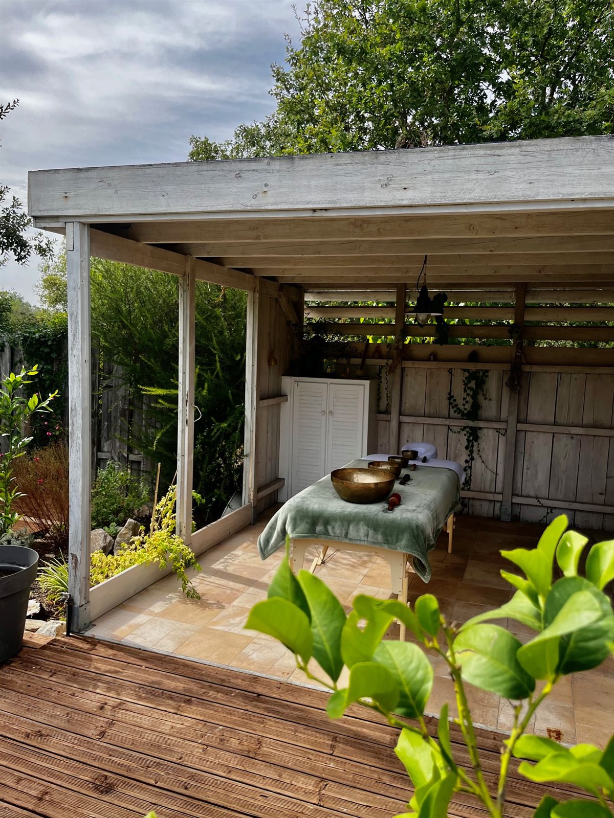 Kiosque de massage au bol tibétain dans le jardin, près d'Albi