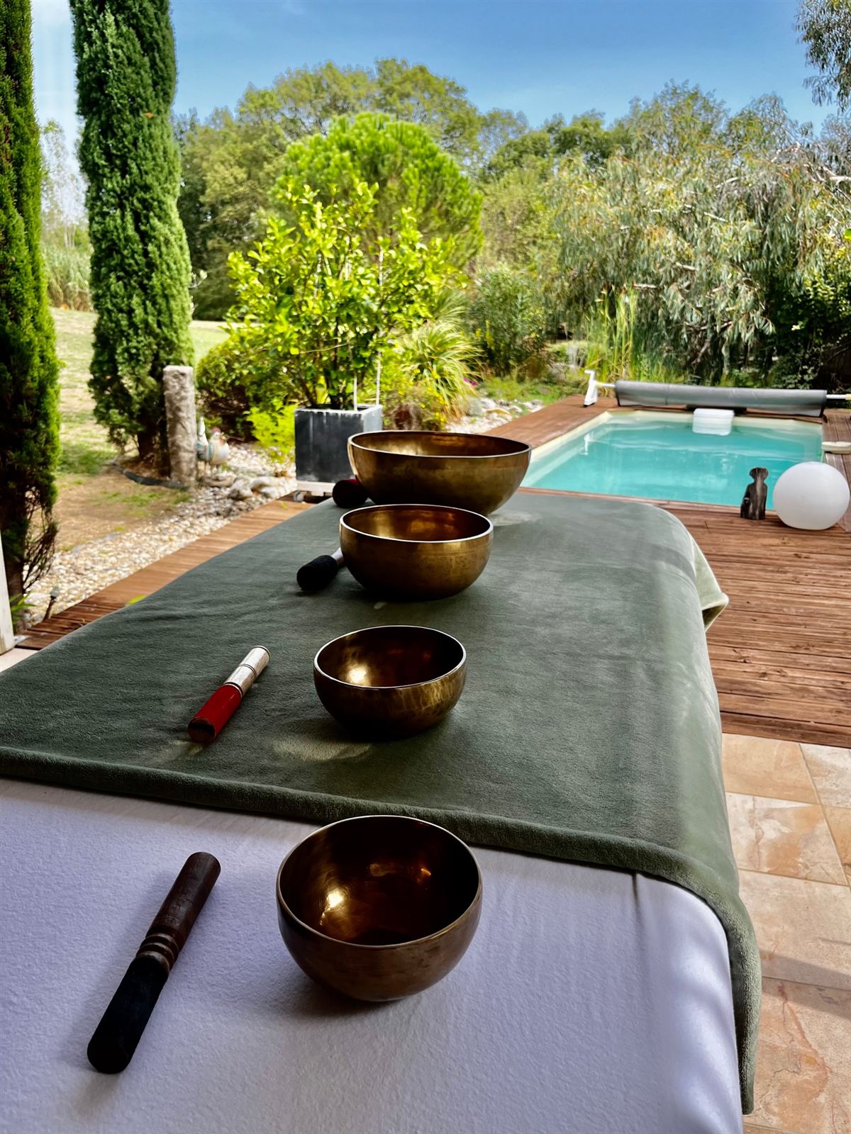 Massage au bol tibétain à Arthès près d'Albi, au bord de la piscine
