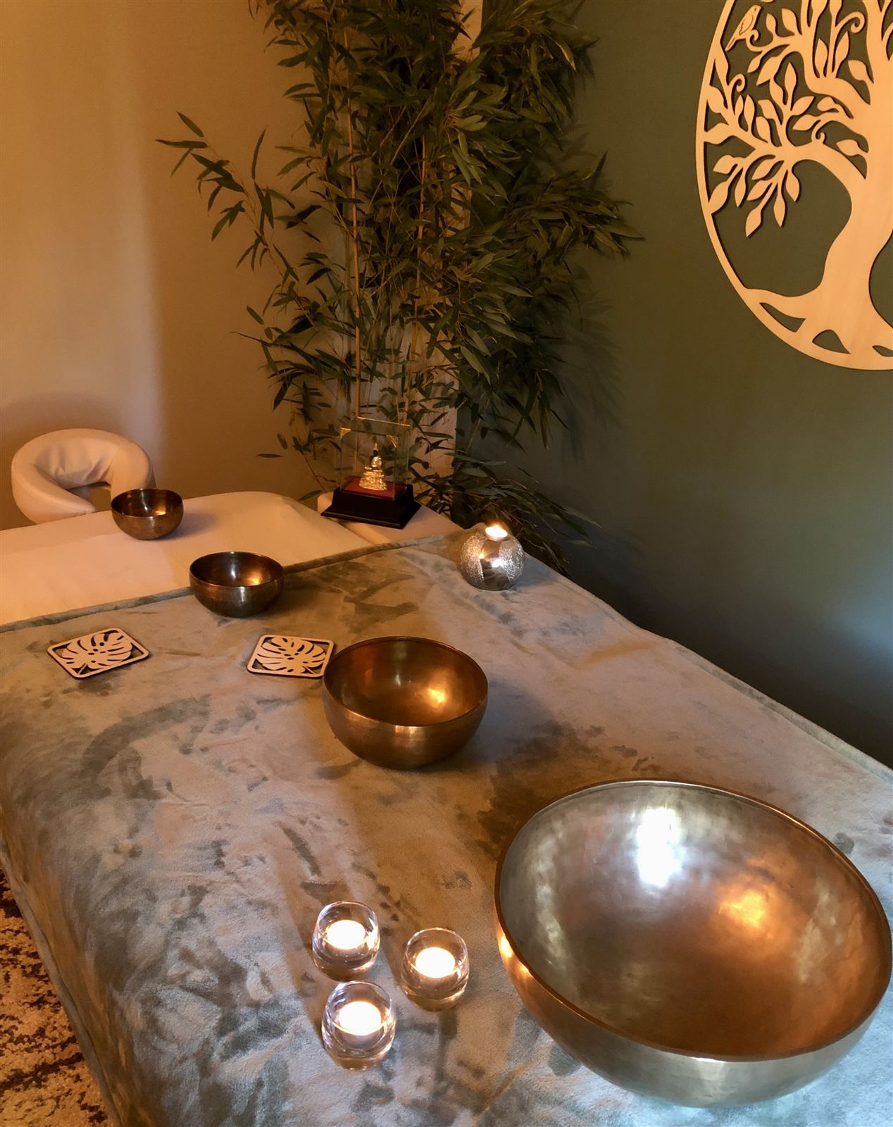 Table de soin avec bols tibétains et bougies, un moment de détente à Arthès