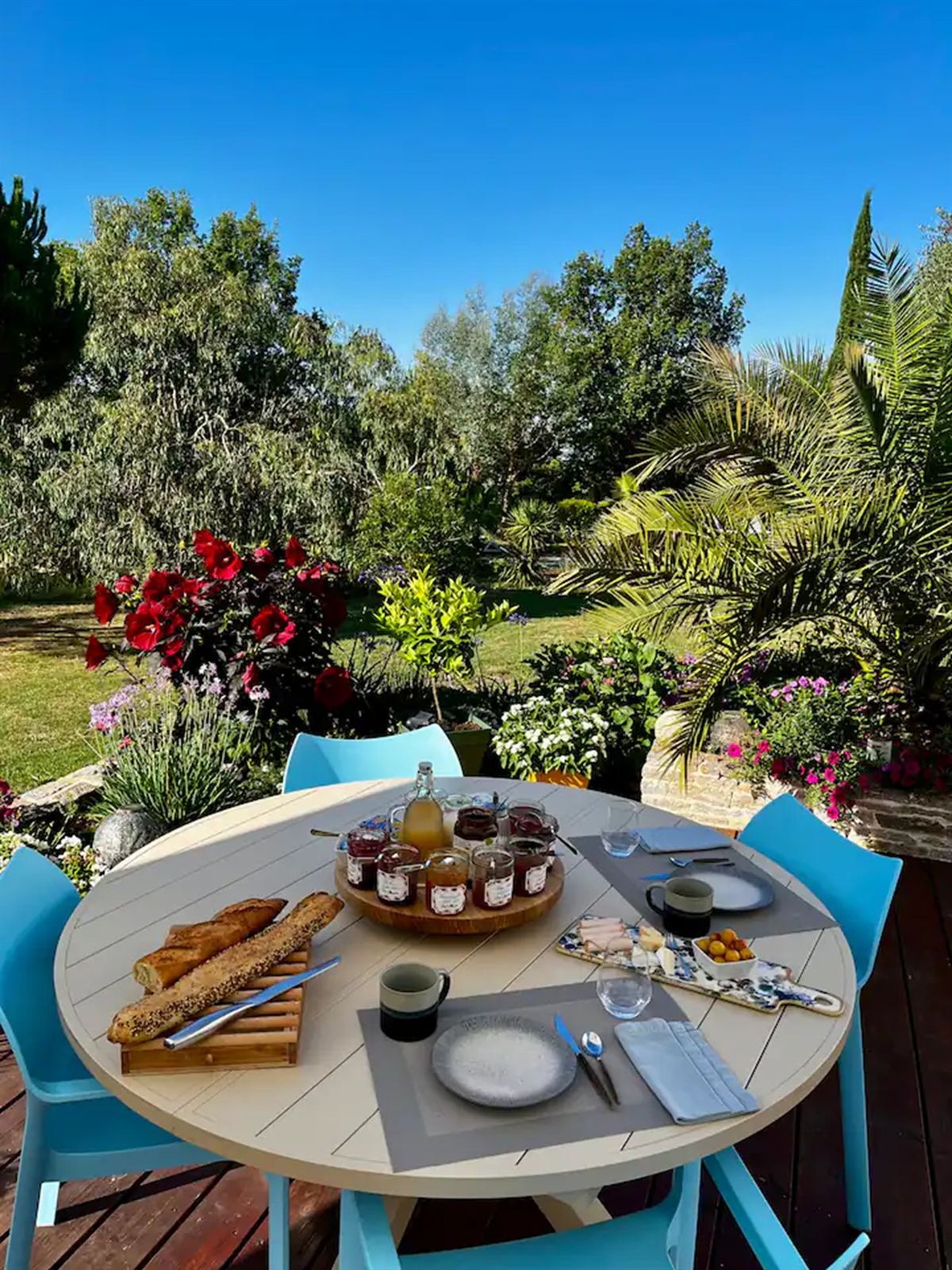 Petit-déjeuner maison servi dans le jardin, table d'hôte près d'Albi