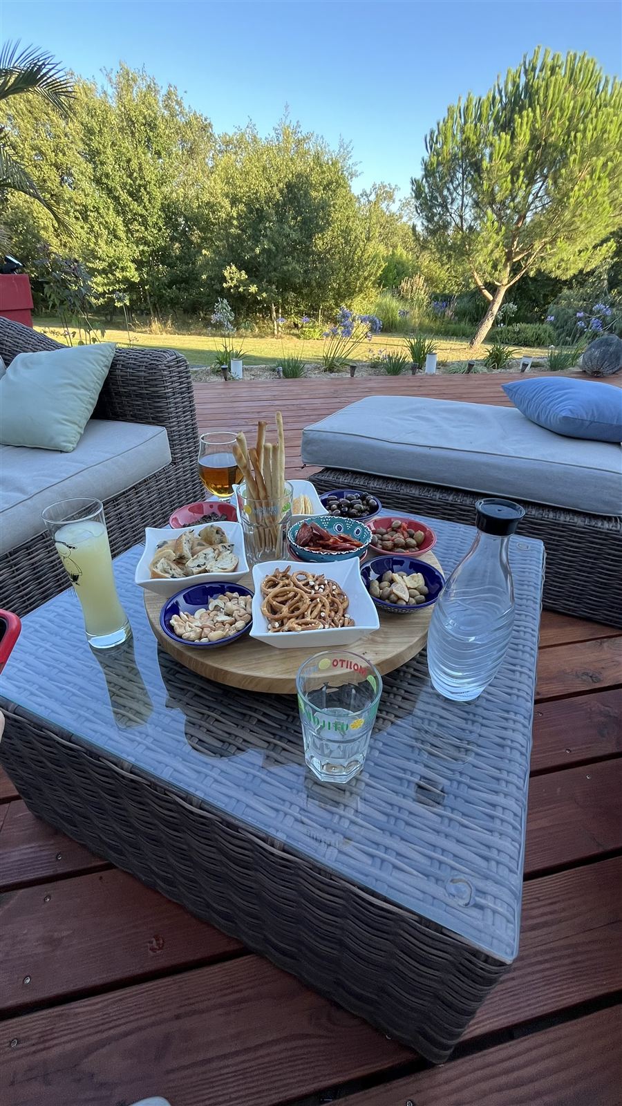 Apéritif sur la terrasse en soirée, table d'hôte à Arthès près d'Albi