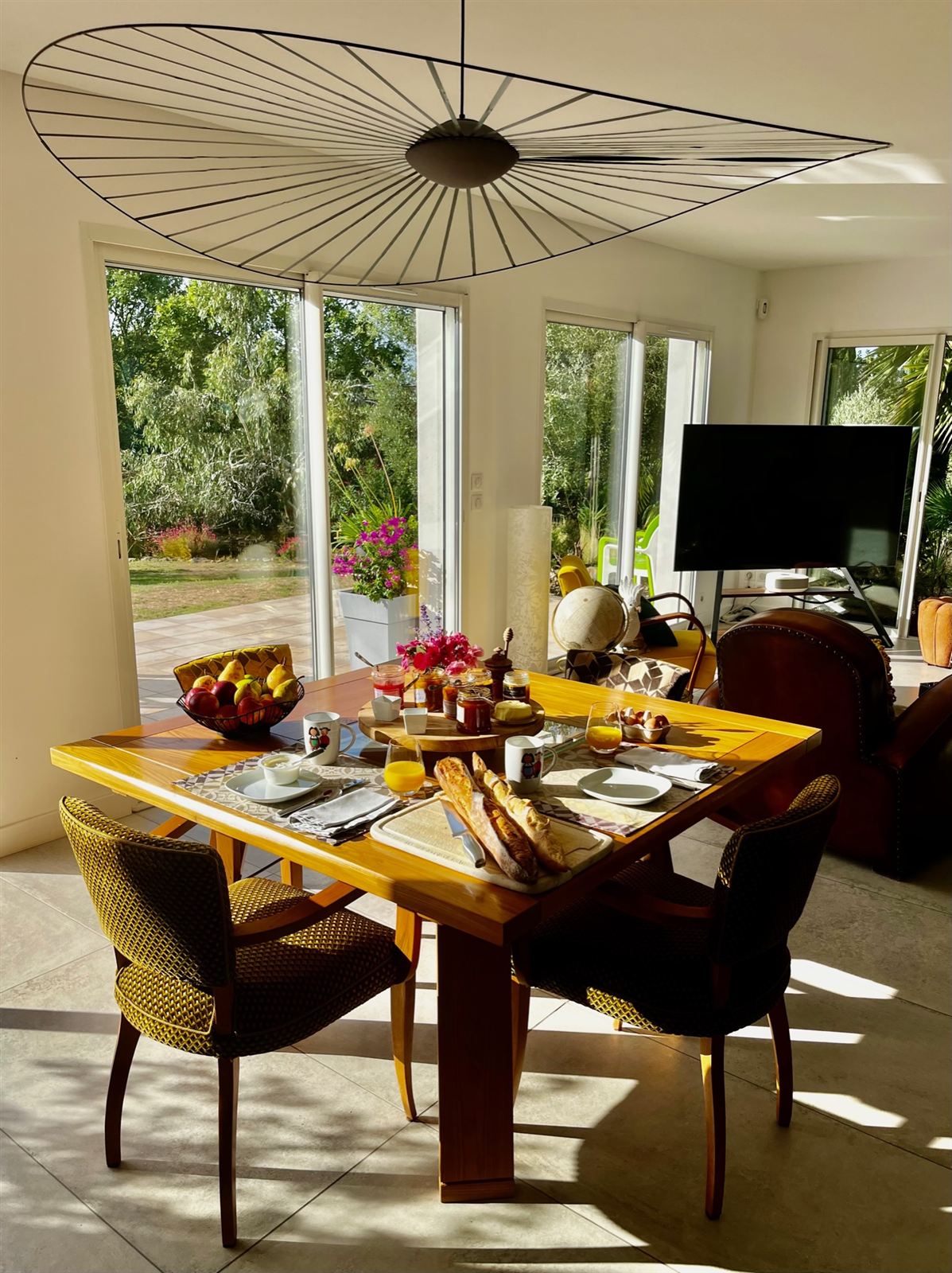 Table du petit-déjeuner avec vue sur le jardin, table d'hôte à Albi