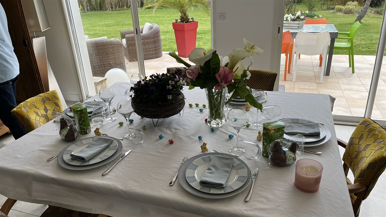 Table dressée pour un repas partagé, table d'hôte près d'Albi